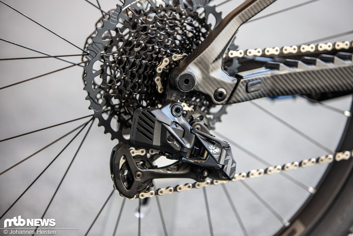 Eine SRAM XX1 AXS, die nicht nur Schaltperformance, sondern auch ein aufgeräumtes Cockpit garantiert.