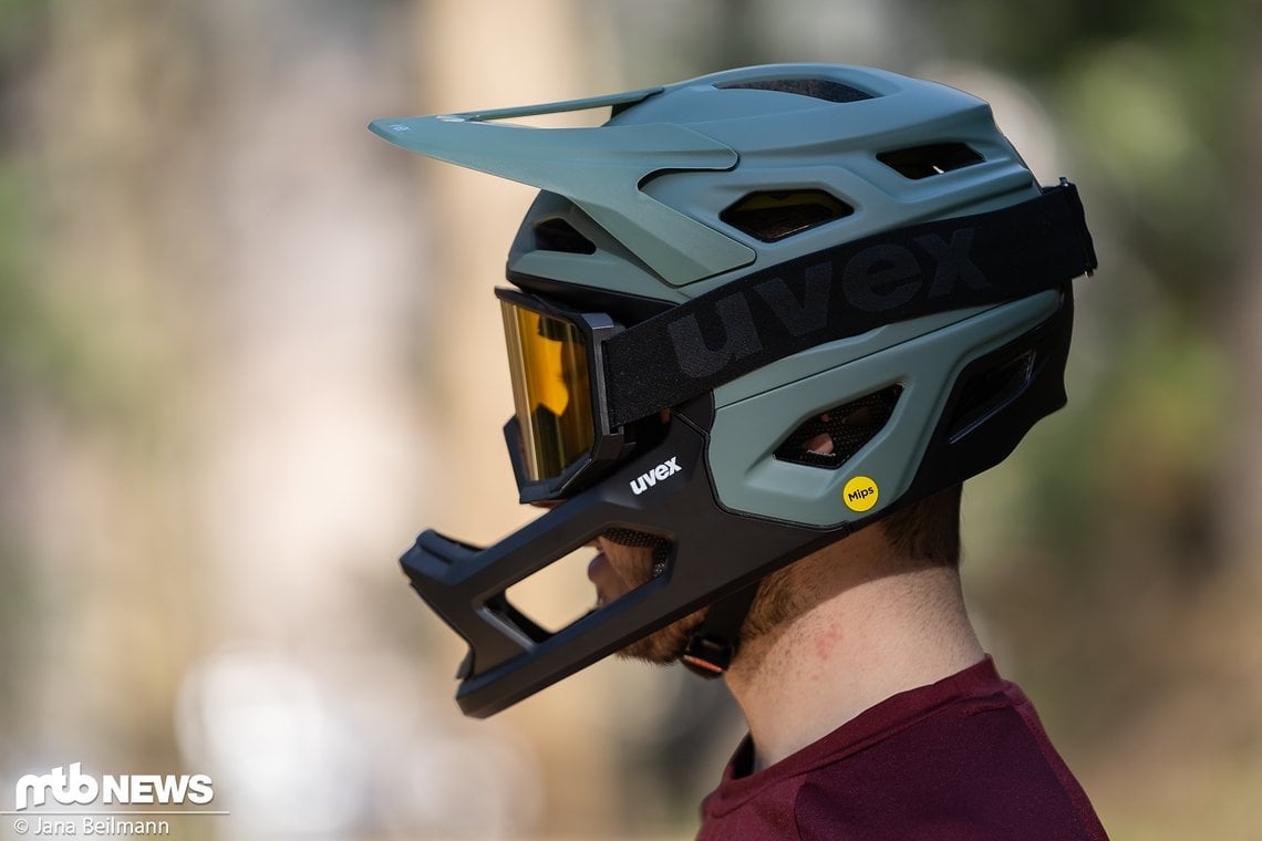 ... mit montiertem Kinnbügel eignet sich der Vario-Helm auch für harte Bikepark-Strecken