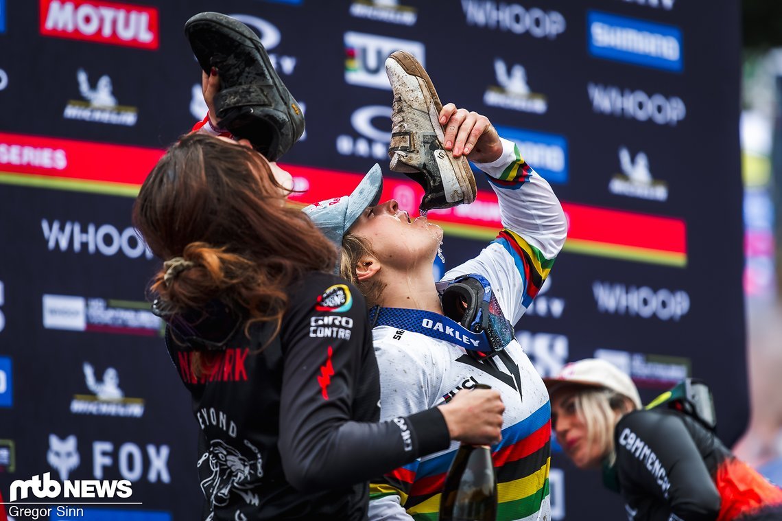 In ihrer Juniorinnen-Karriere haben sich Vali Höll und Anna Newkirk schon oft gebattelt. Nun stehen sie in Leogang gemeinsam ganz oben auf dem Podium.