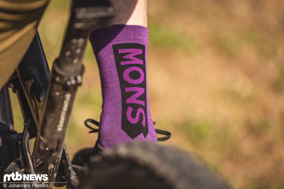 Die Mons Royale Atlas Merino Crew Socken passen zum Outfit.