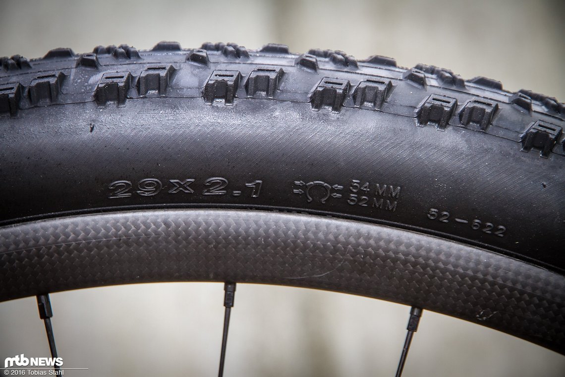 Maxxis gibt eine Breite von 54 mm an den Außenstollen an, die der Reifen auf einer breiten Felge auch erreicht