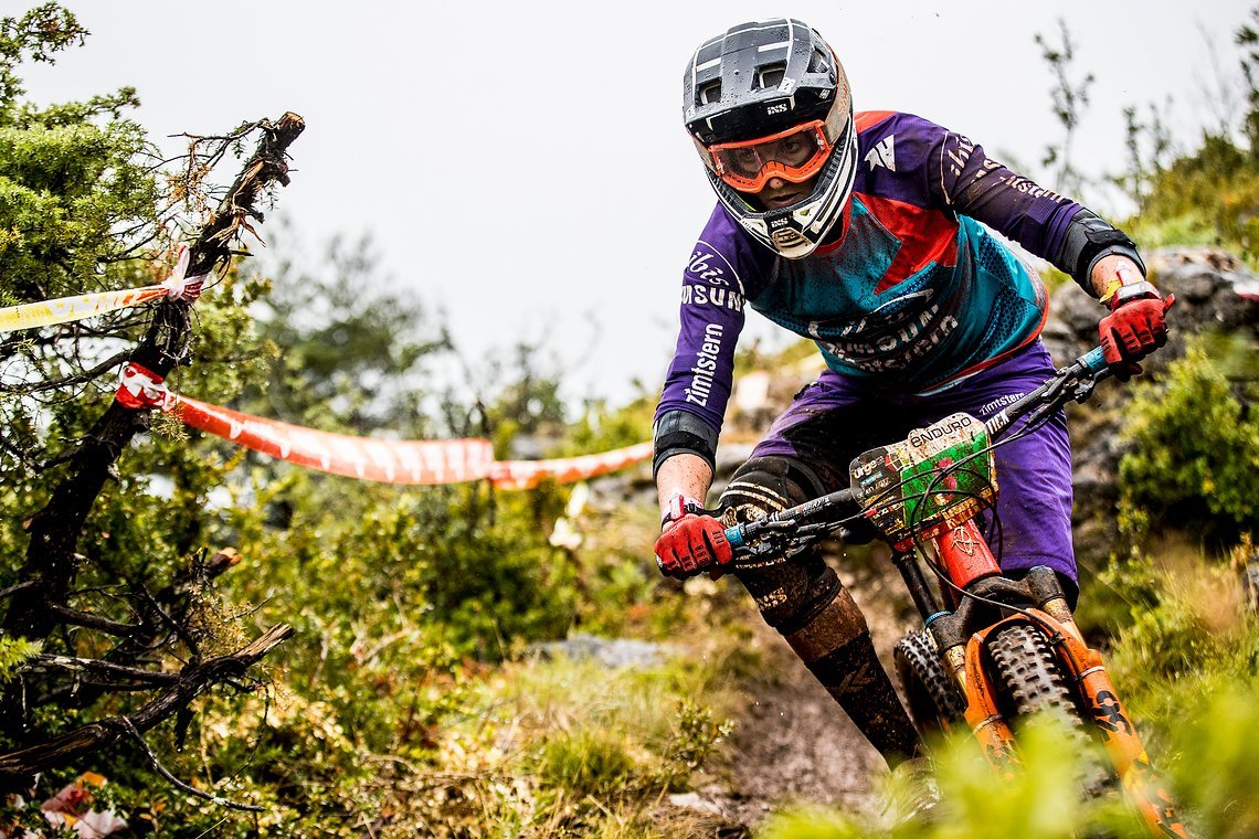 Die rund 3-7 Minuten dauernden Stages liegen Anita und sie klassiert sich in keiner Stage außerhalb der Top 5.