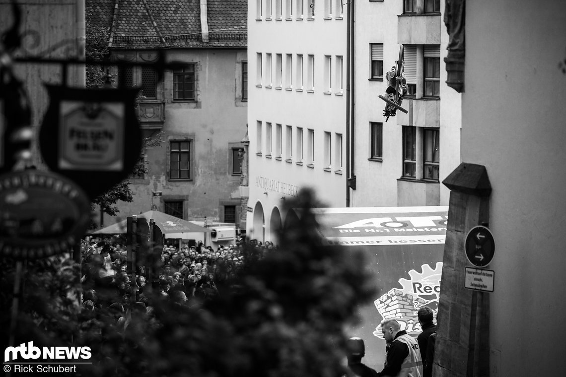 Frontflip Barspin von dem Italiener Diego Caverzasi