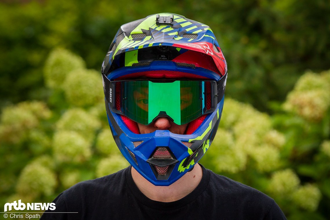 Am Fox Rampage passt die Brille dank großer Öffnung noch gut rein