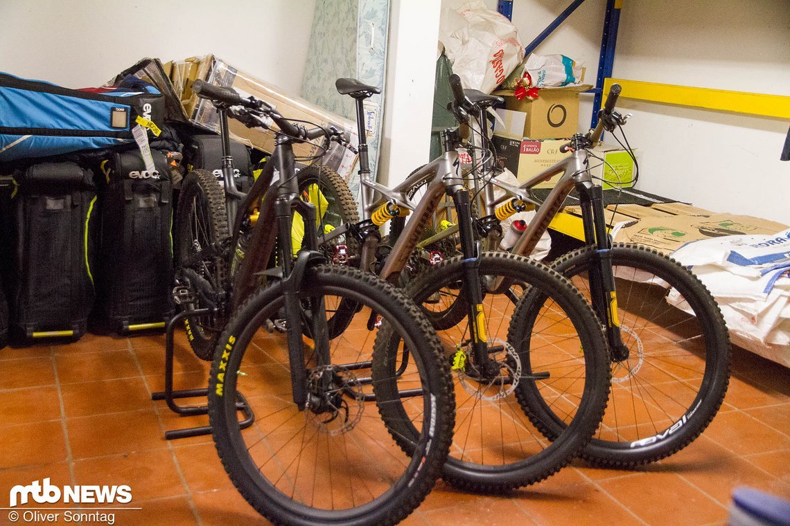 Mein Stumpjumper und zwei der Enduros frisch durchgecheckt von Christoph und Patty.