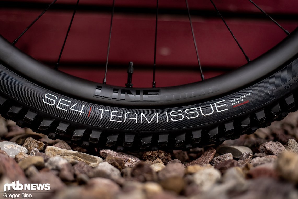 Das Trek Slash 9.9 X01 ist mit Bontrager Line Elite-Laufrädern samt Carbon-Felgen ausgerüstet.