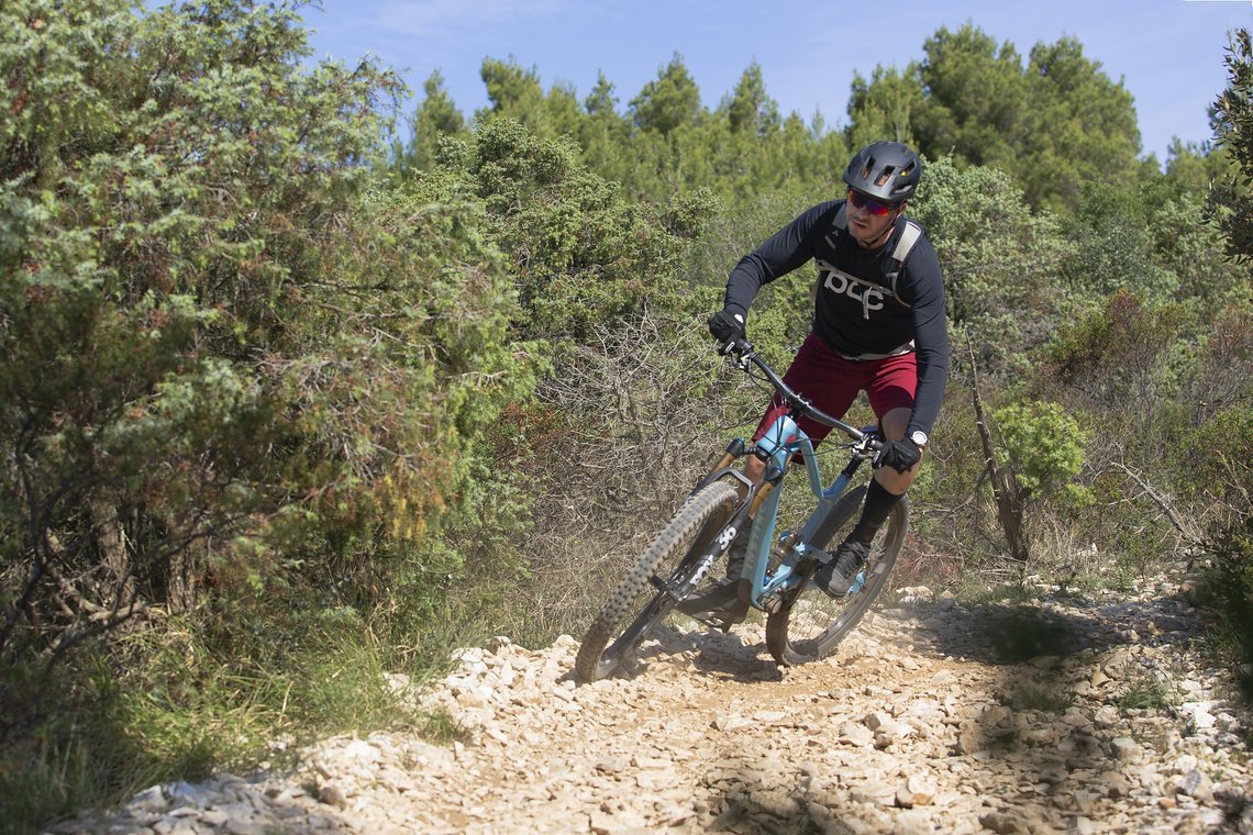 Als Testgelände haben vor allem äußerst felsige Trails in Kroatien herhalten müssen.