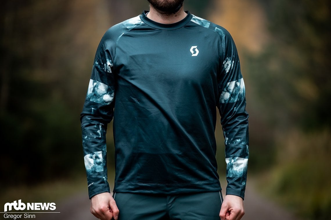 Das Trail Storm-Trikot ist aus dickerem Stoff mit weichem Material auf der Innenseite