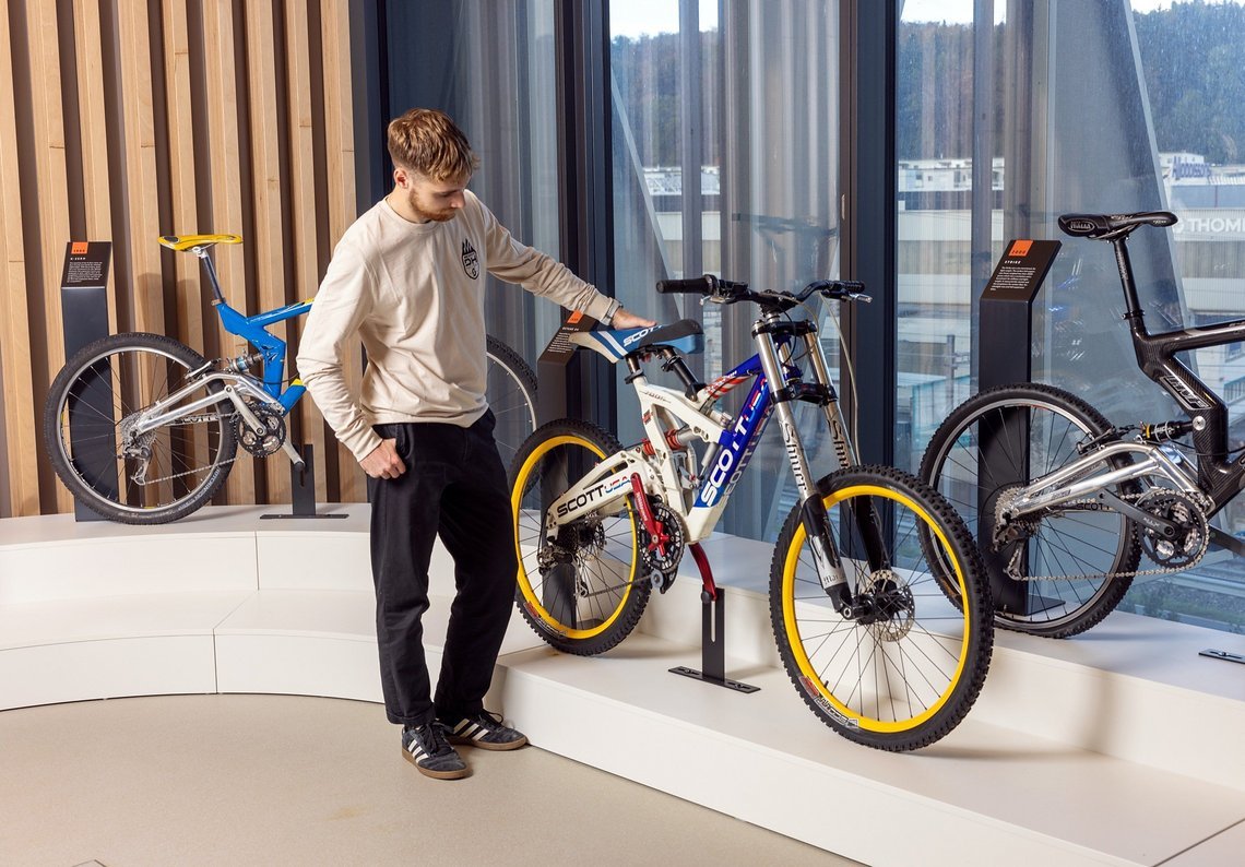 Das Arbeitsgerät des Teams fällt zum Glück etwas moderner aus.