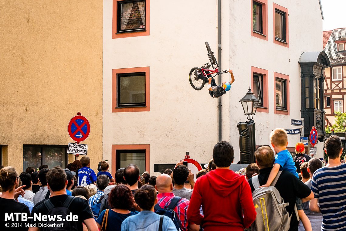 Vollgas beim Einstieg in den GoPro Upside Down District: Anthony Messere schraub sich in die Luft