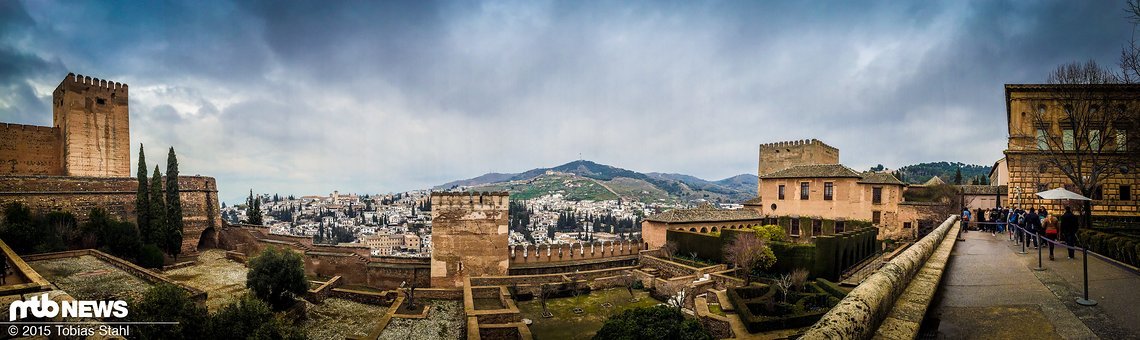 Die Alhambra ist das Wahrzeichen von Granada am Fuße der Sierra Nevada