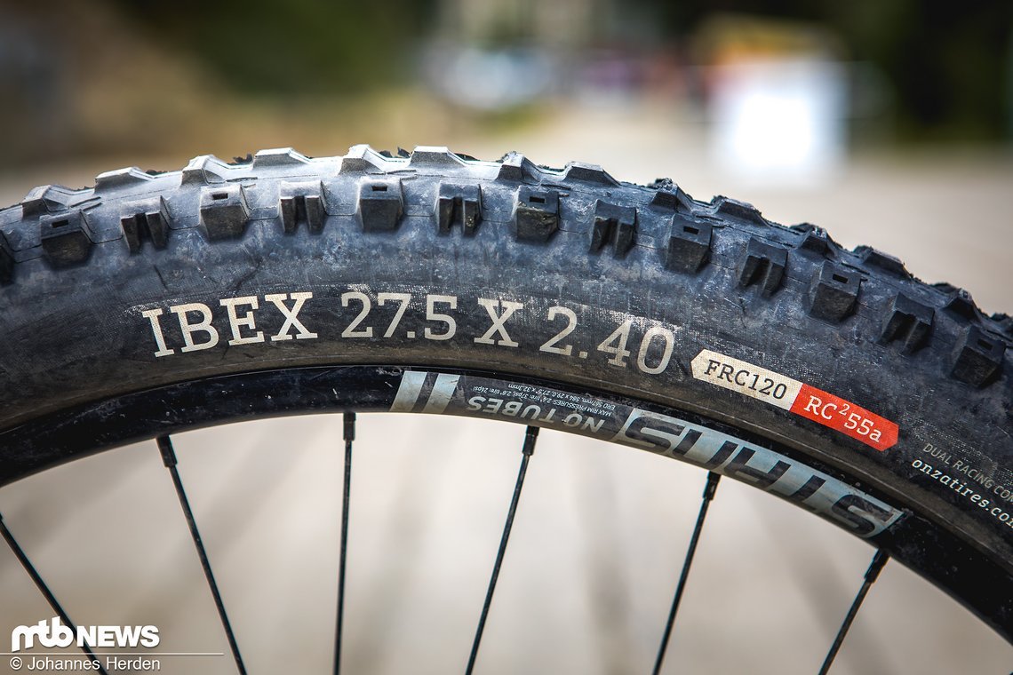 Die Laufräder bestehen aus Stan's No Tubes ZRT Flow MK3-Felgen, auf denen Onza Ibex-Reifen montiert sind, und …