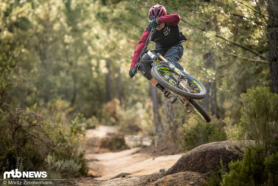 Eigentlich ist das Ibis Mojo HD4 viel zu schön (und teuer), um es mit Vollgas in rabiatem Gelände über Stock und Stein zu prügeln