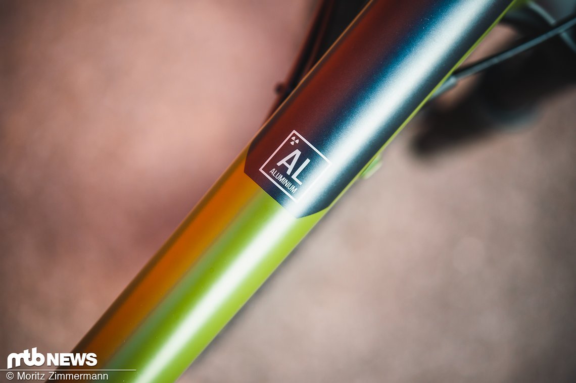 Das Elementsymbol auf dem Oberrohr zeigt es bereits an: Das Nukeproof Scout ist natürlich aus Aluminium gefertigt.
