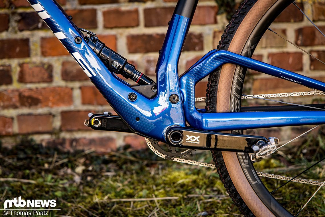 Das Hinterbau ist selbst entwickelt und komplett neu gedacht, auch wenn er dem an des E-Bikes Vuca ähnelt.