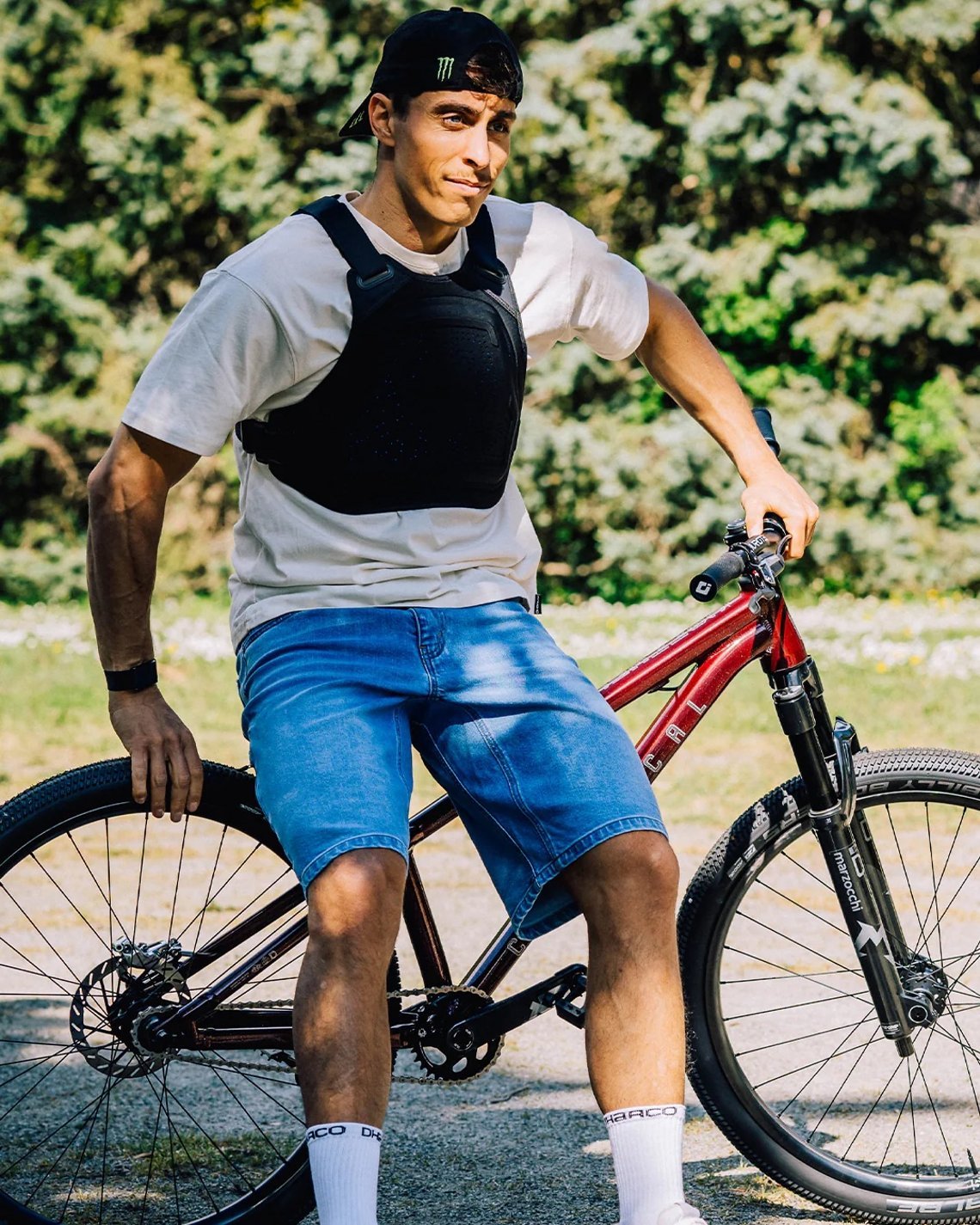 Dharco empfiehlt: Beim World Cup unter, ansonsten über das Trikot.