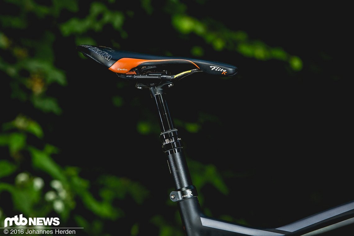 Sitztechnisch alles im grünen Bereich: Der Selle Italia Flite Kit Carbonio Flow ist bewährt, ebenso wie die Rock Shox Reverb mit 150 mm Hub. Für Farbliebhaber: Die orangenen Akzente des Rahmens und der Federelemente werden auch hier fortgeführt.