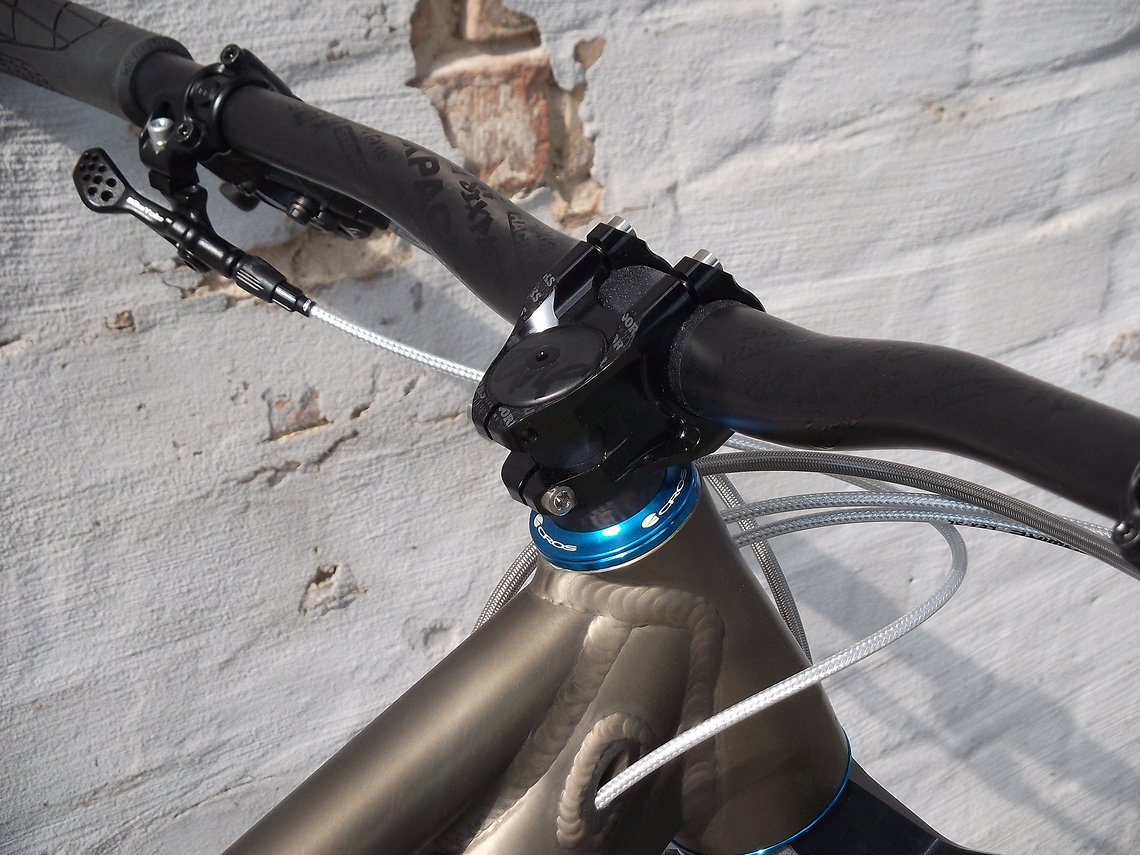 Sixpack Leader 750 Carbon-Lenker in Kombination mit dem Twinworks CNC Vorbau in 35 mm Länge