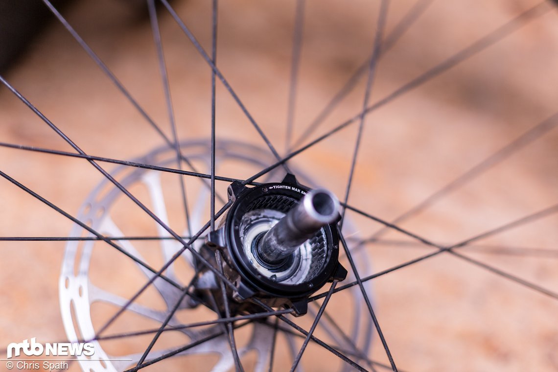 Auf der Verzahnung sitzt ein Lock-Ring, der nur leicht angezogen ist und sich mit einer Sicherungsring-Zange lösen lässt.