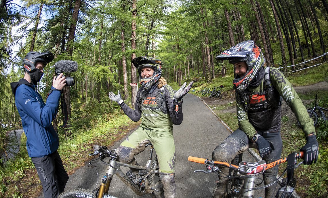 Es ist geschafft! Nach langem Bangen, ob wir überhaupt noch racen können diesen Sommer, ist das erste Rennen bereits Geschichte! Wir sind glücklich, endlich wieder mit Vollgas über die Trails brettern zu können.