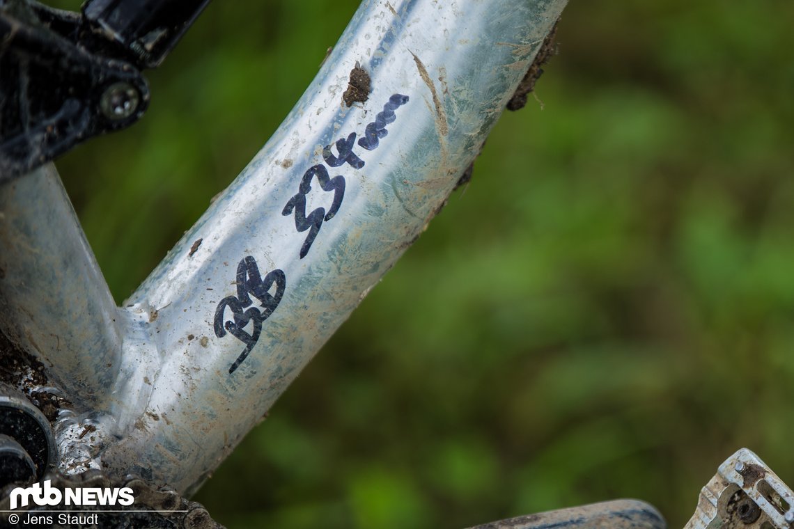 Mit Mullet-Setup und 160 mm Federweg kann man das Tretlager durchaus als tief bezeichnen.