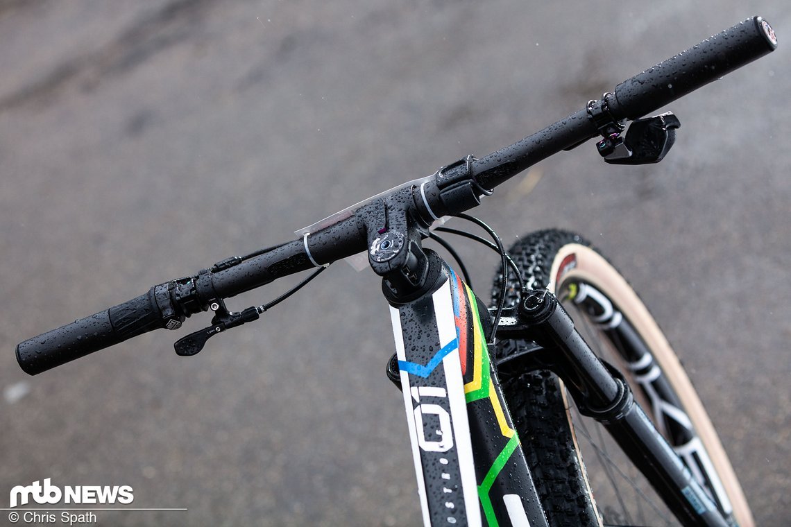Das Cockpit besteht aus einem 50 Millimeter langen Vorbau mit 5° Neigung und einem 700 Millimeter breiten Carbon-Lenker