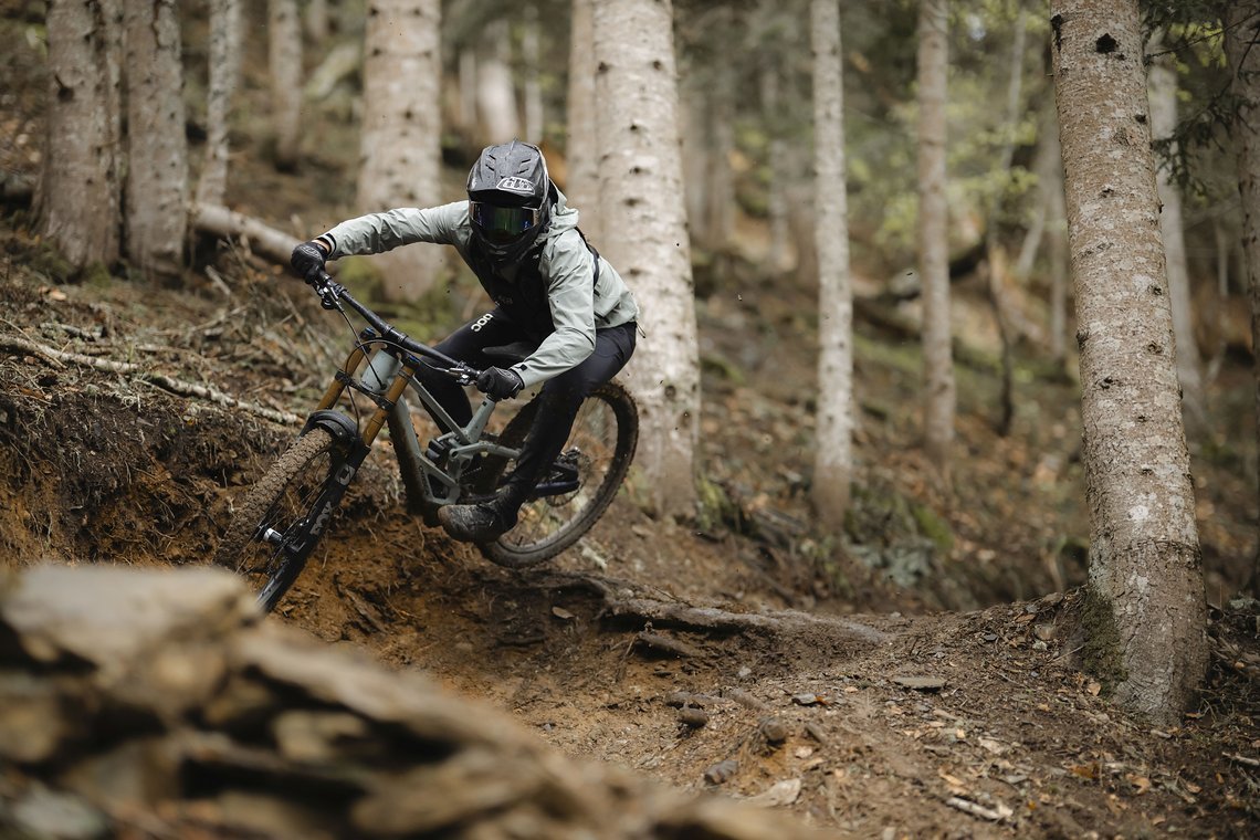 Das Orbea Rallon vermittelt viel Sicherheit und man steht hervorragend und tief ins Bike integriert.