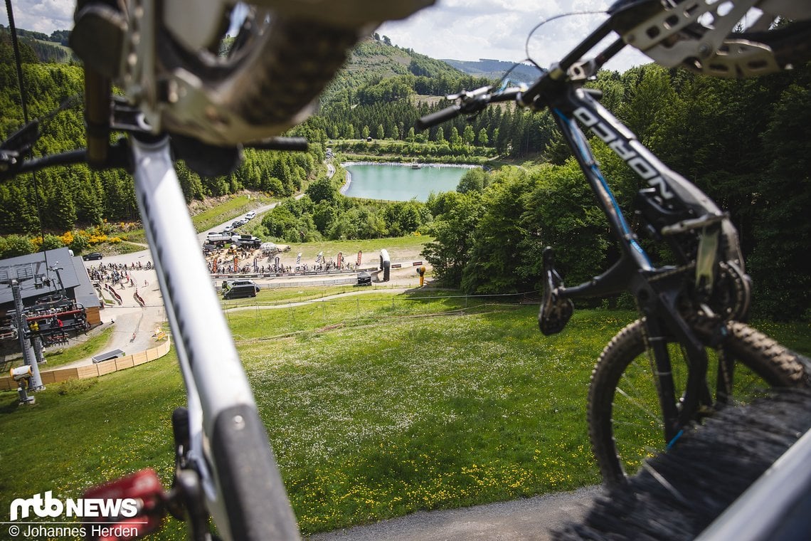 Und hinauf geht's! Für uns leider ohne Fahrrad, denn unsere Mission besteht heute eher im Fotos schießen.