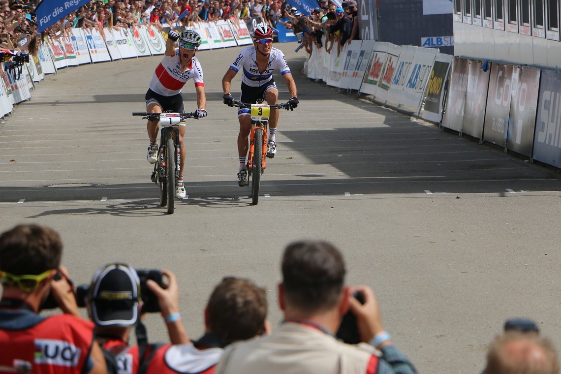 Schurter gewinnt den Sprint hauch dünn vor Absalon