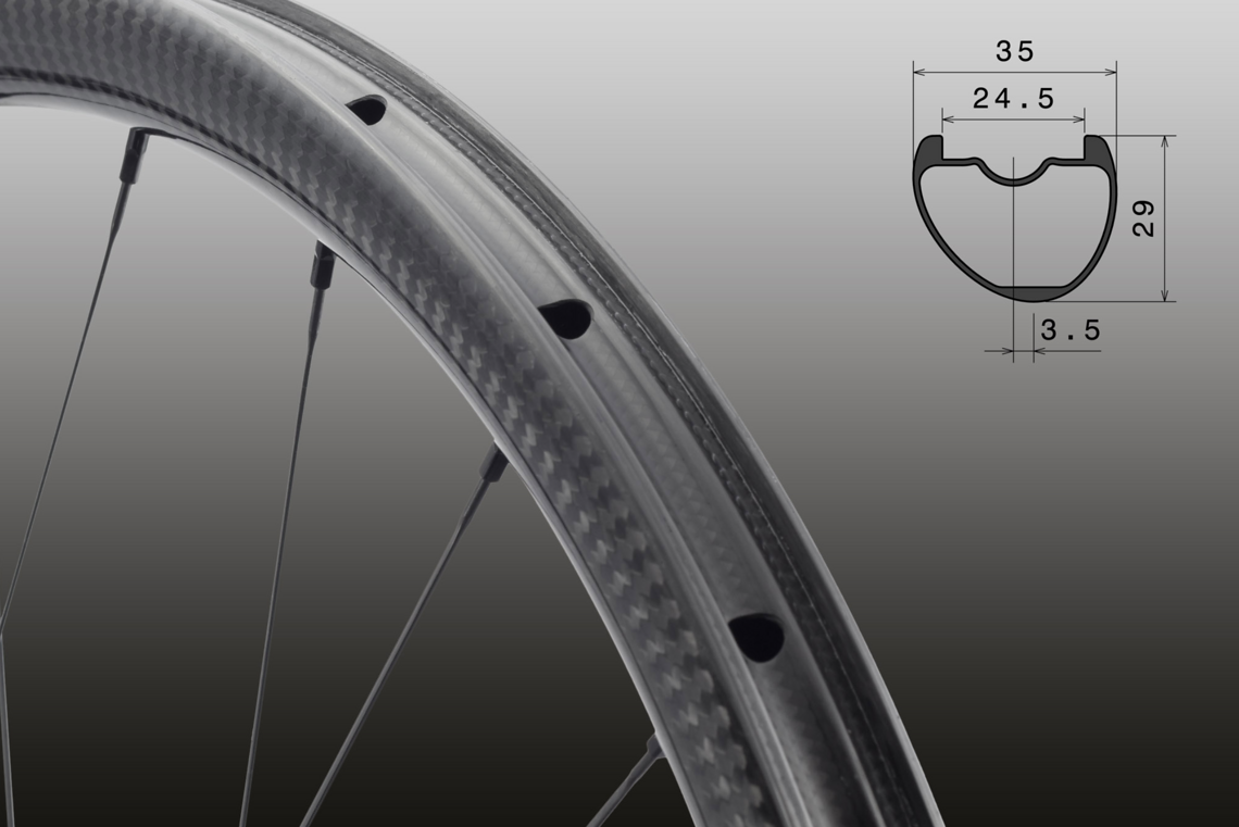 Das glänzende 3K Köper-Finish ist die "Basisausführung" der Mcfk MTB 29 Felge