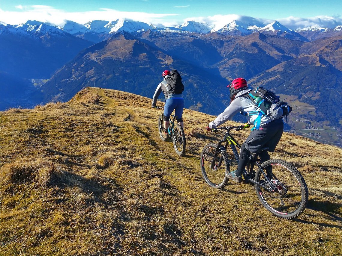 ... für ihn geht es aus eigener Kraft bergauf, gern auch mal mit dem Bike auf dem Rücken