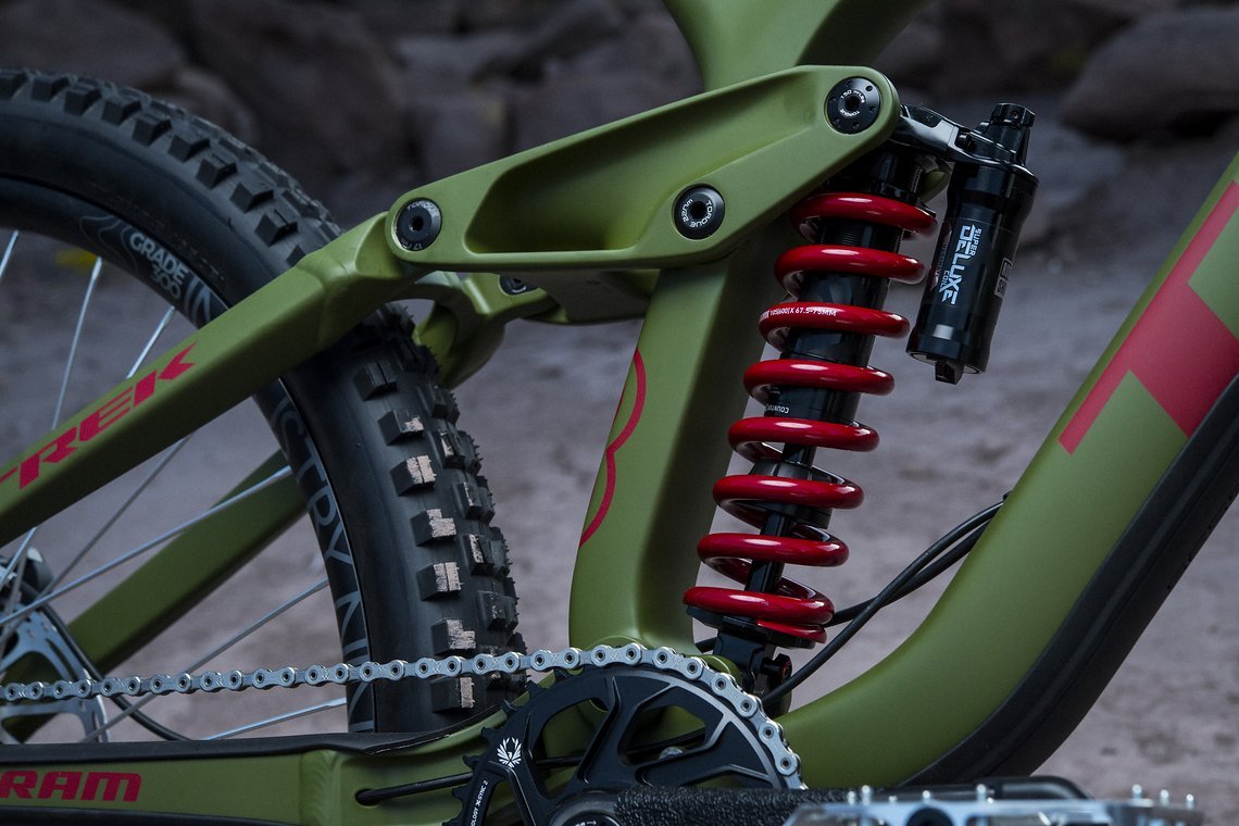 Der RockShox Super Deluxe Coil-Dämpfer mit roter Feder fügt sich optisch perfekt ins Gesamtbild ein.