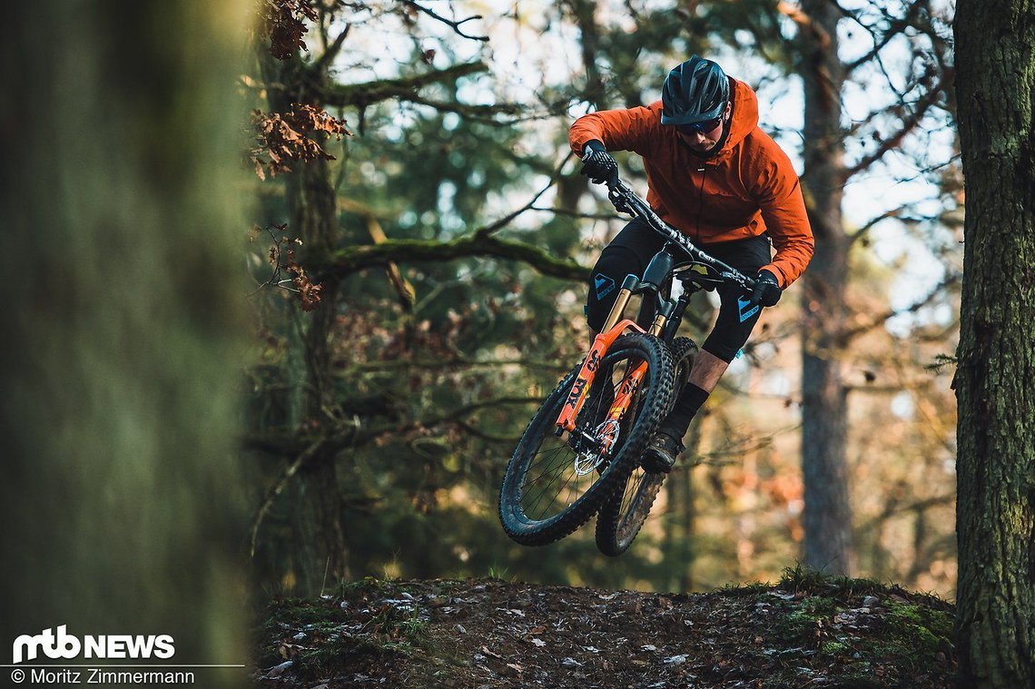 Die fi'zi:k Terra Clima X2-Schuhe sorgen mit ihrem ausgezeichneten Ein- und Ausklickverhalten sowie dem sicheren Stand im eingeklickten Zustand für jede Menge Sicherheit auf dem Bike.