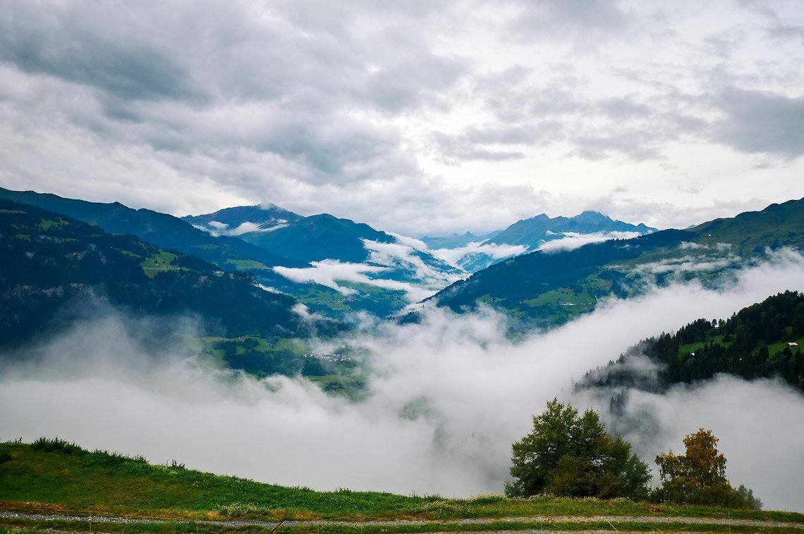 Stimmungsvoll erleben wir die ersten Kilometer von Falera nach Ladir und weiter in die Rheinschlucht bei Illanz