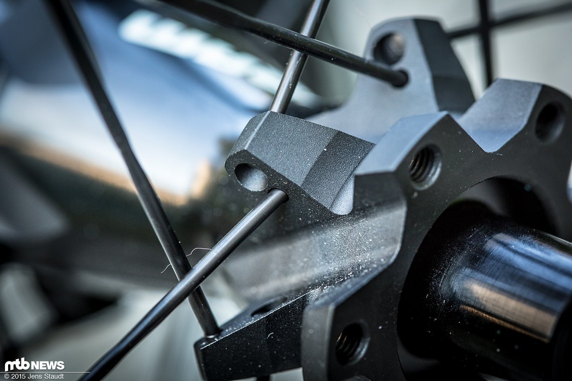 Die Straight Pull Speichen werden von hinten durch ein Loch in der Nabe gesteckt