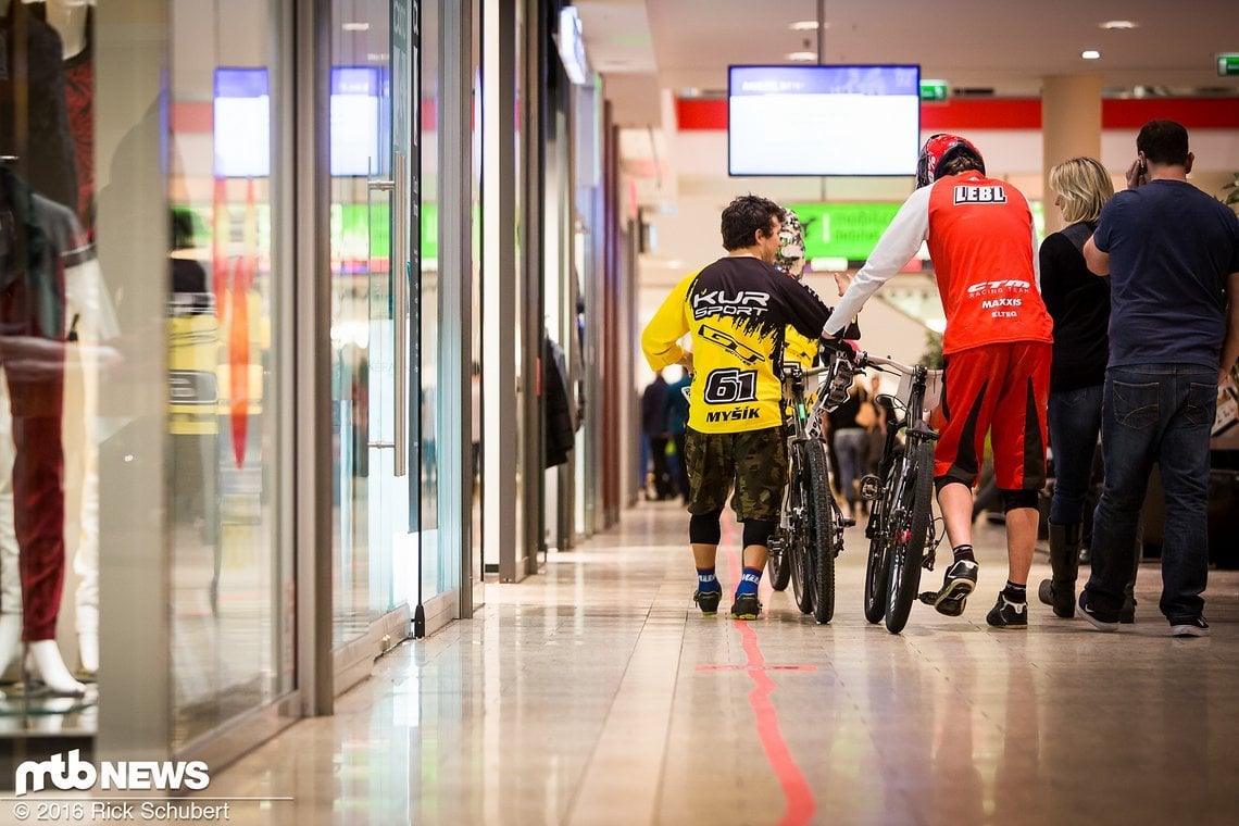 Milan Mysik und Martin Lebl auf dem Weg nach oben zum Start