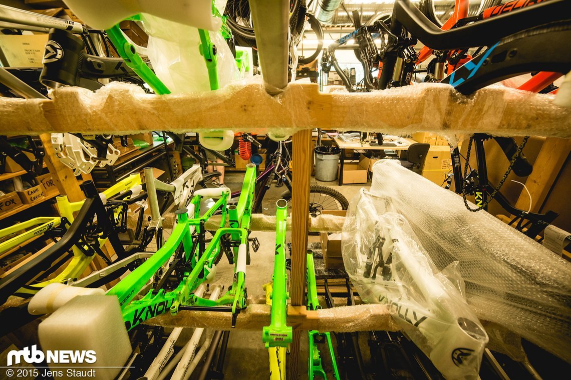 Auf einem Holzregal findet sich eine Menge Firmengeschichte