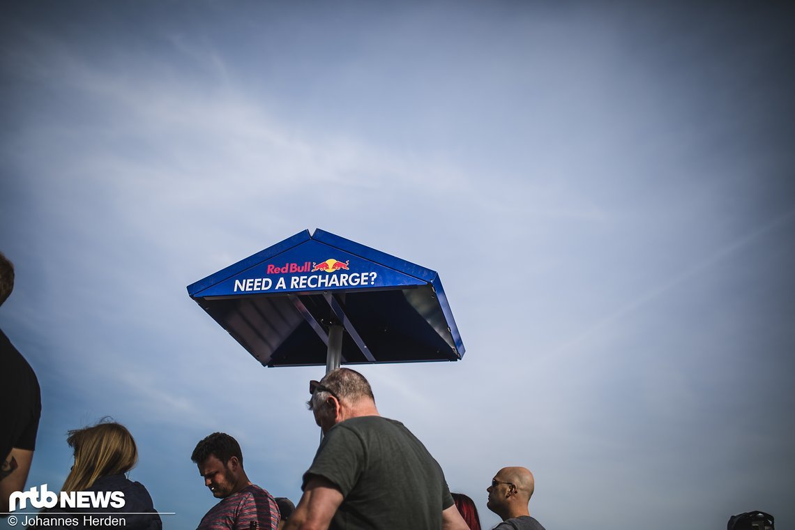 Die Welt ändert sich: Red Bull stellte mehrere Stationen zum Smartphone-Aufladen auf