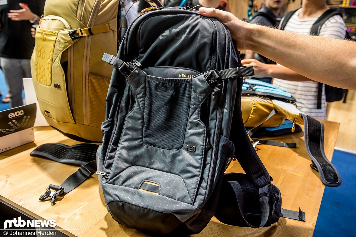 Den neuen Evoc Neo gibt es in "Carbon Grey" …