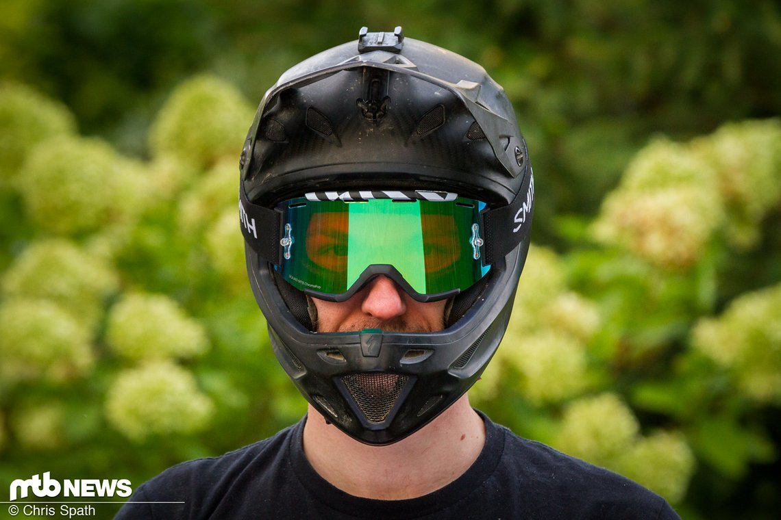 Perfekt für kleinere Helme mit weniger großem Gesichtsfeld: Smith Squad MTB und Specialized Dissident passen gut zusammen.