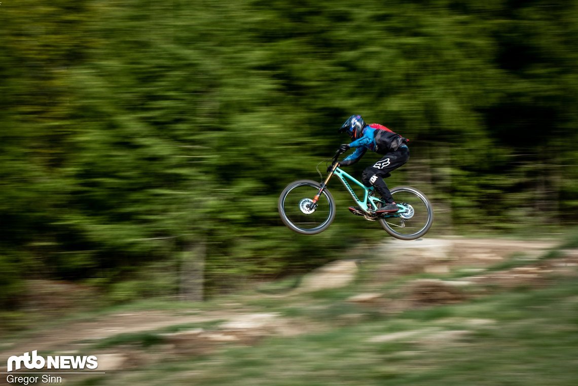 Wird es richtig schnell, was auf modernen Downhill-Strecken des Öfteren der Fall ist, dann haben wir beim Propain Rage CF 29 ein bisschen Laufruhe vermisst