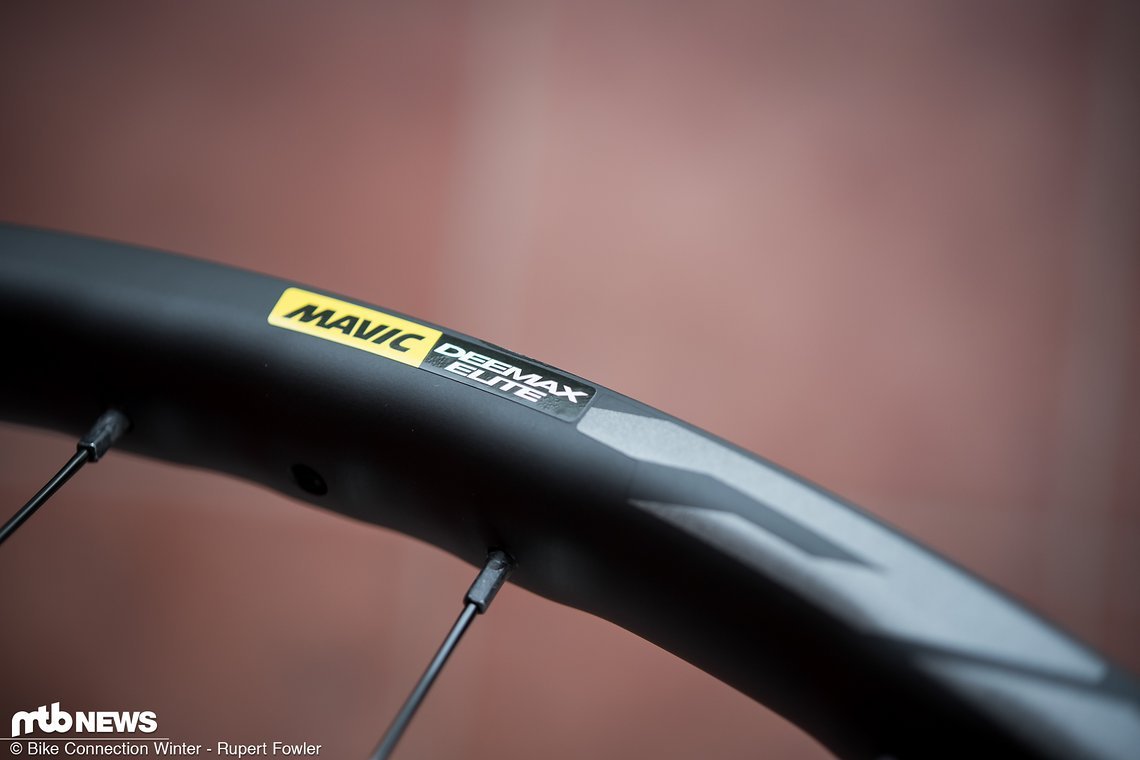 Die Felgen kommen nicht etwa in knalligem Mavic-Gelb, sondern in einem schlichten Schwarz mit grauen Decals.
