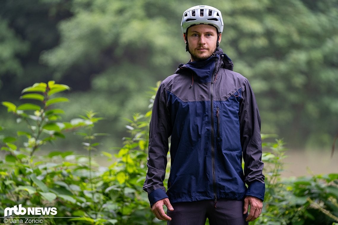 Die Decathlon Rockrider MTB All Mountain Jacke besteht aus einer dreilagigen Membran