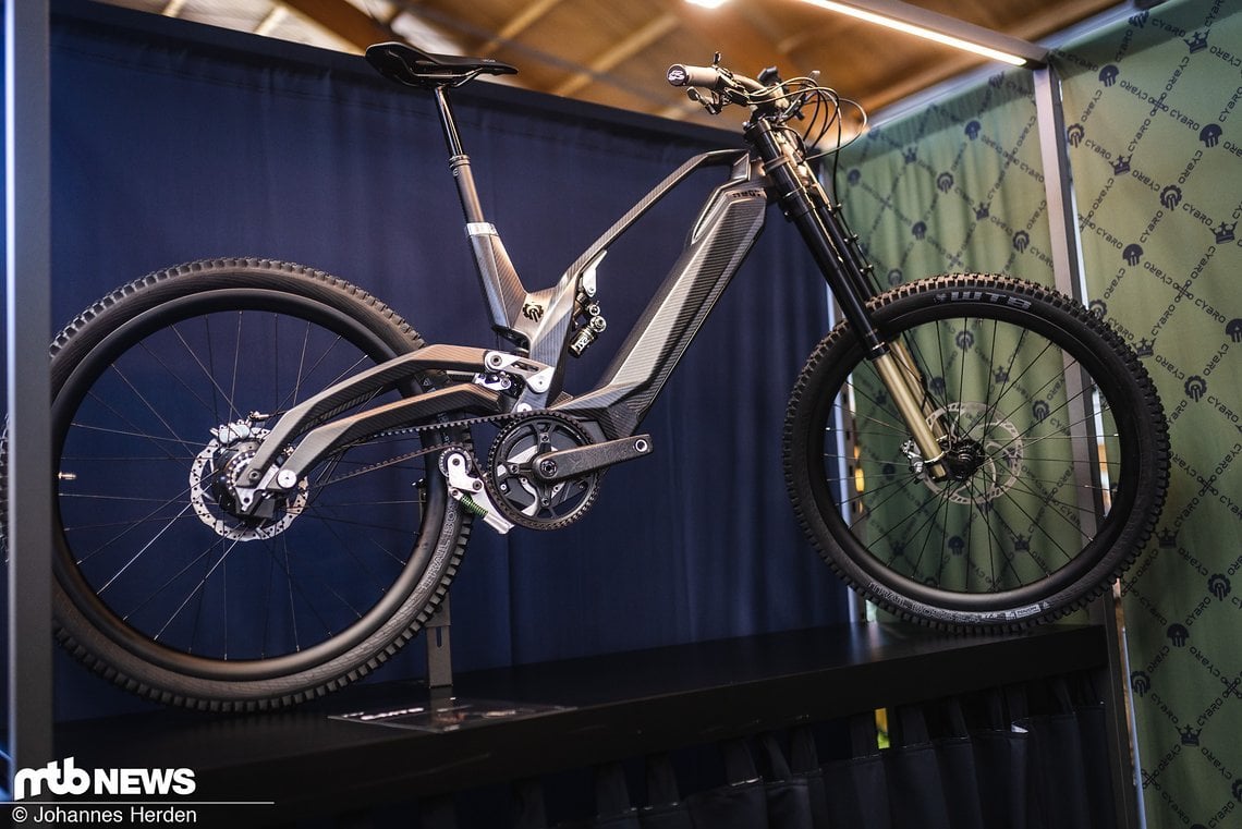 Edles Carbon-E-Enduro/Downhillbike des italienischen Startups Cybro