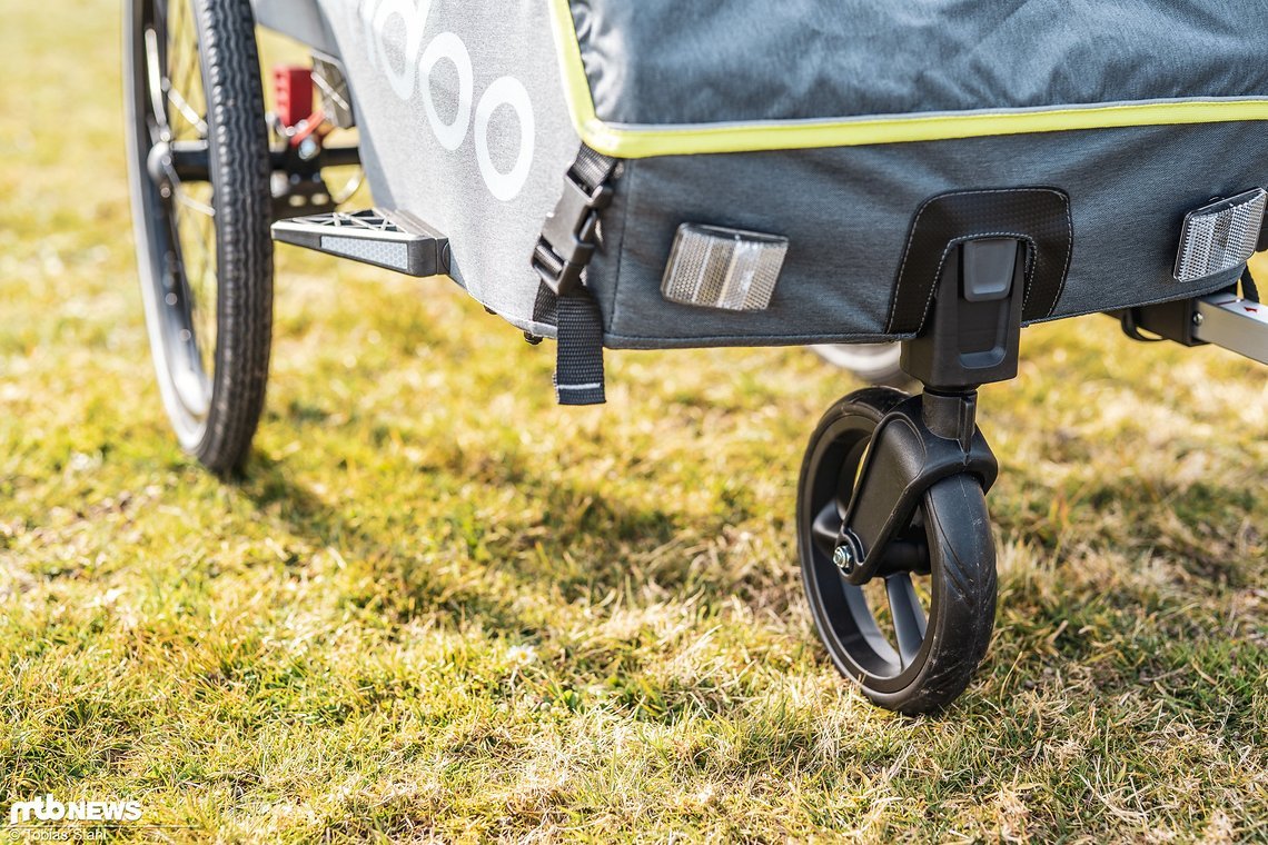 Das Buggy-Rad ist mit hartem Gummi günstig ausgeführt und lässt sich nicht in gerader Stellung arretieren