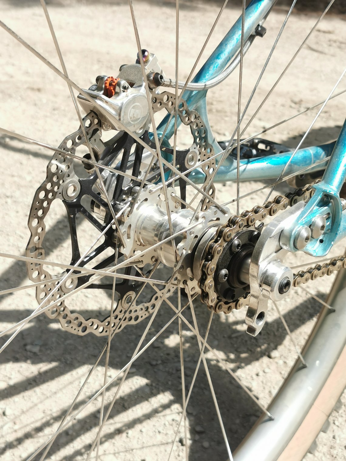 Dank der funkelnden Onyx Vesper Naben ist das Bike nahezu lautlos  ...