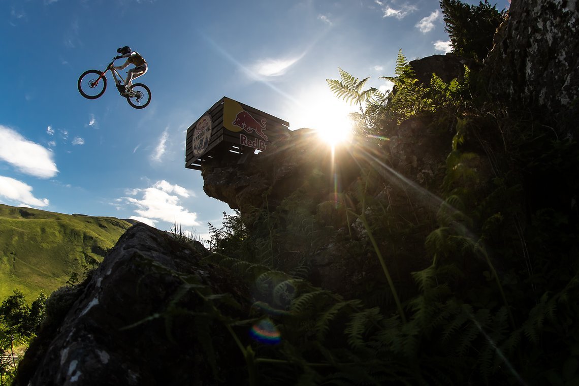 YT-Fahrer Josh Lowe (Rang 13) zieht vom Road Gap ab.
