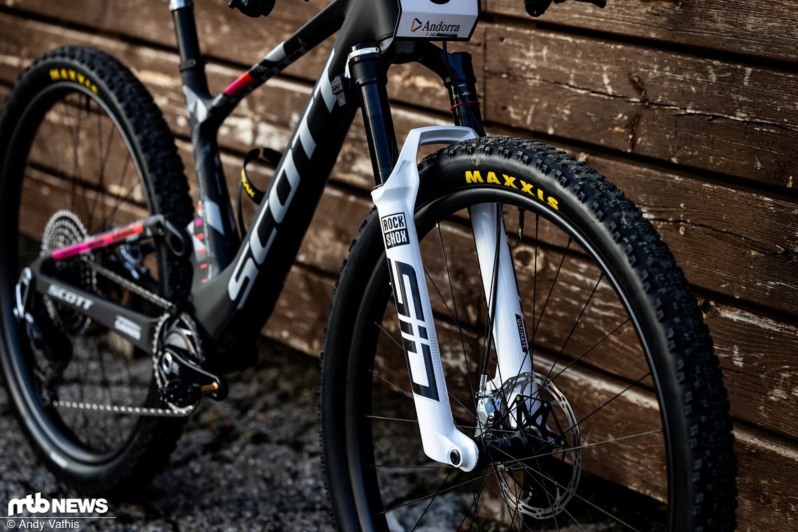 Mit 120 Millimeter Federweg besitzt die RockShox SID Federgabel die nötigen Reserven, um Schurter sicher über Stock und Stein zu hieven.