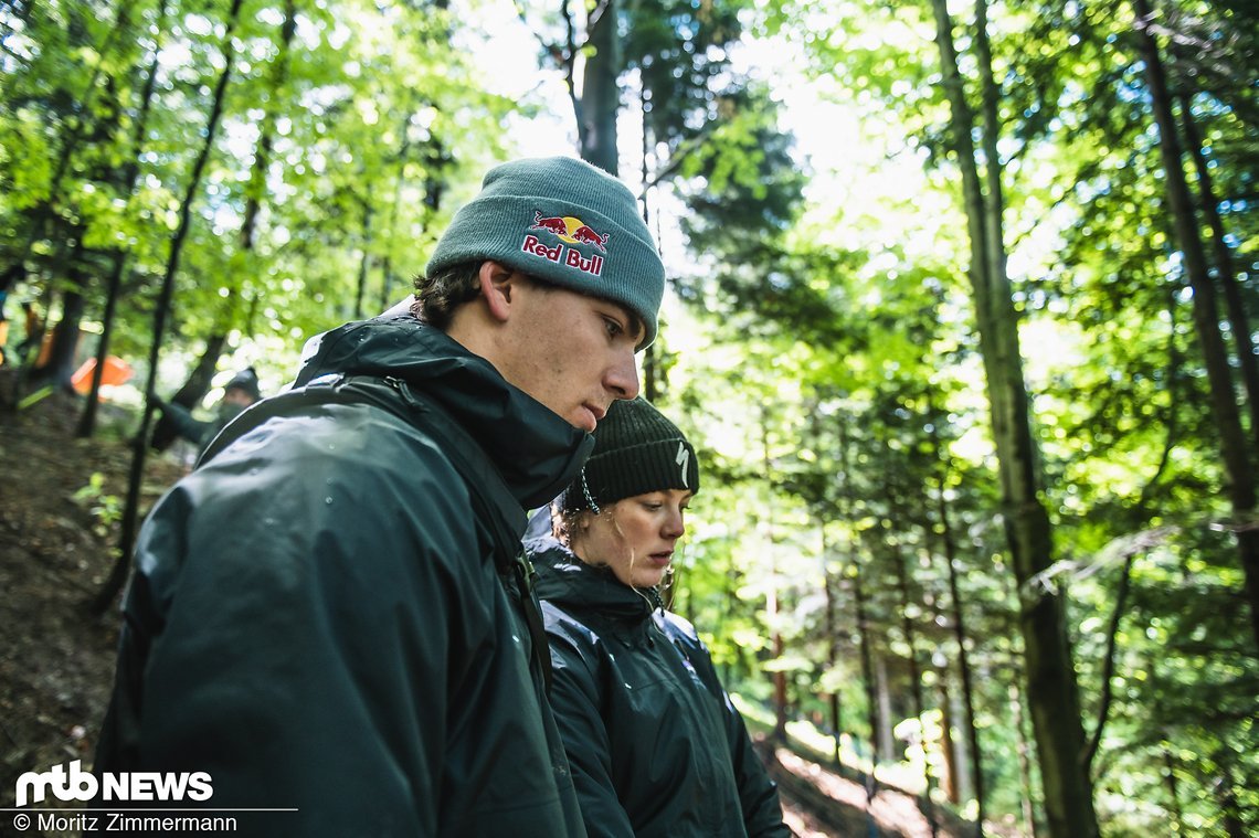 Finn Iles hat sich beim Track Walk viel Zeit genommen und die besten Linien mit dem Specialized Gravity-Neuzugang Rosa Marie Jensen studiert.