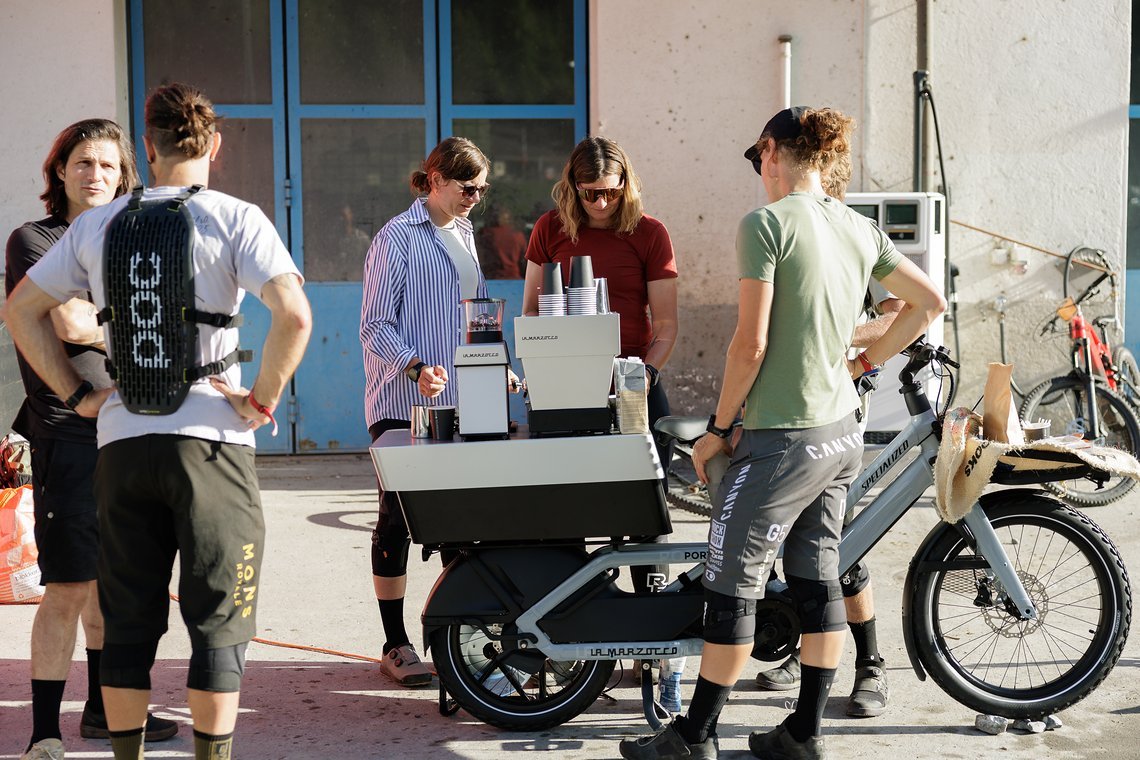 40 - Das Coffee-Bike haben sie mit ihren Sponsoren La Marzocco und Spezialized realisiert  Foto (c) Dominik Täuber   jpg